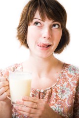 Szklanka mleka na zdrowie? Dorośli powinni pić 2 szklanki mleka codziennie