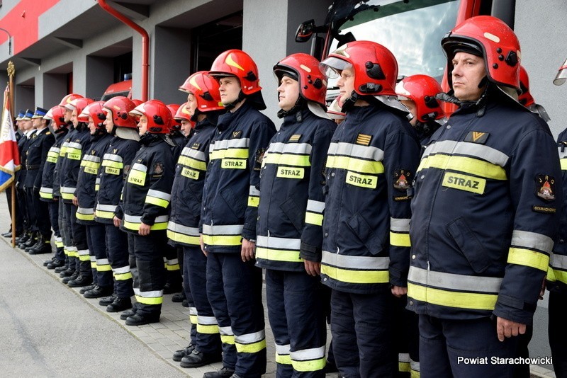 Uroczysty apel i zmiana warty w komendzie Powiatowej Państwowej Straży Pożarnej w Starachowicach