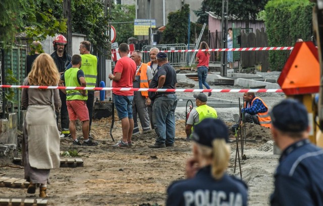 Po godzinie 9 strażacy zostali wezwani na ulicę Leszczyna w Bydgoszczy. W czasie robót koparka uszkodziła tam rurociąg gazowy średniego ciśnienia. Na miejscu pojawiło się również pogotowie gazowe.Trwa ewakuacja mieszkańców z pobliskich domów. Na tę chwilę przeprowadzono ją z 16 budynków. Łącznie ewakuowano około 50 osób. W przypadku dwóch rodzin pojawił się problem. W jednym domu mieszka ciężko schorowana osoba, została na miejscu. Lokator innego domu z kolei uparł się i nie chciał opuścić domu. Został więc siłą wyprowadzony.Miejsce, z którego wydobywa się gaz, zaczopowano (zaklejono), ale wyciek, chociaż już nie tak duży, nadal następuje. W dalszym ciągu zatem istnieje zagrożenie wybuchem. Lada chwila na miejsce ma przyjechać autobus, w którym ewakuowani będą mogli odpocząć i poczekać do zakończenia akcji.[sc]AKTUALIZACJA [/sc]Akcja na ul. Leszczyna została zakończona. Zagrożenie wybuchem minęło. Mieszkańcy mogli wrócić do swoich domów. Na miejscu pracuje jeszcze jedynie pogotowie gazowe.Będzie podwyżka 500+ ? 1000 plus - możliwa waloryzacja programu 500 plus.