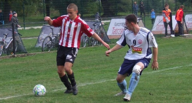 Tomasz Kaczmarczyk (z lewej) jest jednym z zawodników stanowiących o obliczu Beskidu, więc jego powrót do gry ucieszył trenera Krzysztofa Wądrzyka.