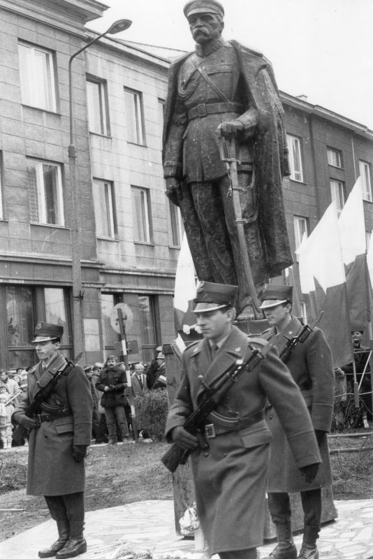 Uroczystość odsłonięcia pomnika Józefa Piłsudskiego. Przemawia wojewoda Stanisław Prutis. Zasłuchani od lewej: ks. Czesław Kulikowski, prezydent Ryszard Kaczorowski, ks. M. Wydra, abp Edward Kisiel, Juliusz Englert z Londynu.  