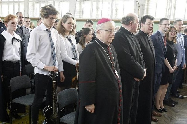 Na kolejnych slajdach naszej galerii poukładaliśmy licea w kolejności, od szkoły z największym procentowym udziałem uczniów w zajęciach religii, do ogólniaka, w którym ten odsetek jest najmniejszy