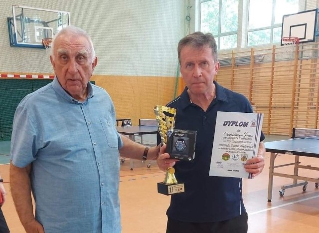 Zadowolony podwójny triumfator turnieju w Żelkowie Jan Wiesław Pawlicki (z prawej) w towarzystwie Stefana Terefeńko (koordynator sekcji tenisa stołowego LUKS Żelki)