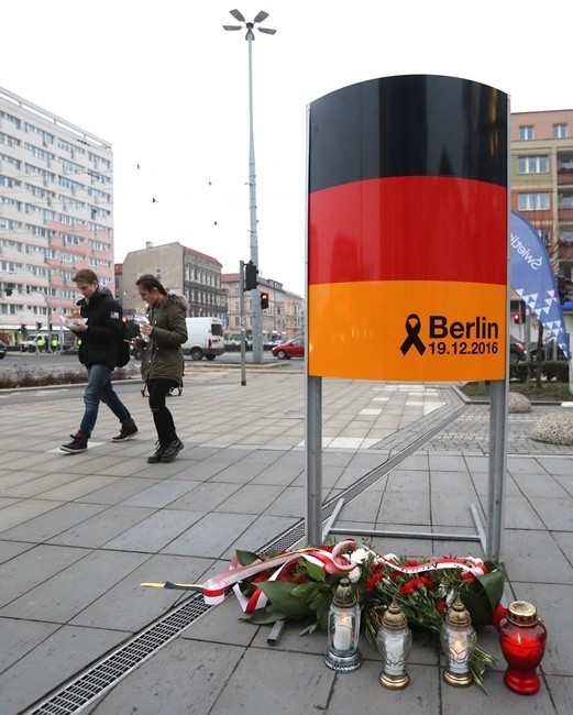 W geście solidarności z Berlinem złożyli kwiaty i zapalili znicze przy tablicy na Alei Kwiatowej