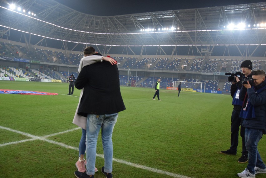 Bielsko-Biała: Dawid poprosił Magdę o rękę w... przerwie meczu Podbeskidzie - Chrobry ZDJĘCIA