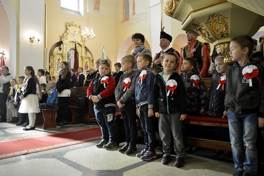 Staszkówka. Uroczyście świętowano rocznice niepodległości. W kościele odsłonięto okolicznościową tablicę