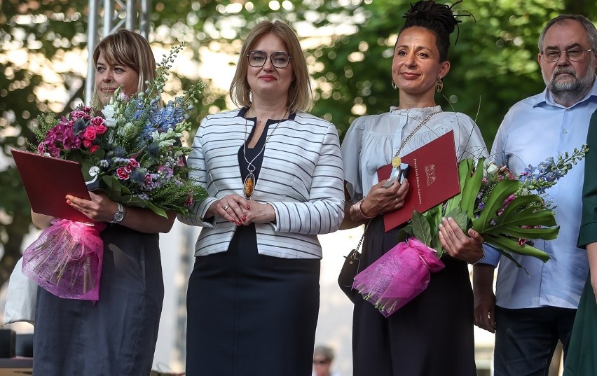 Odsłonięto mural z Pawłem Adamowiczem. Uśmiechnięty prezydent zerka z gdańskiej kamienicy