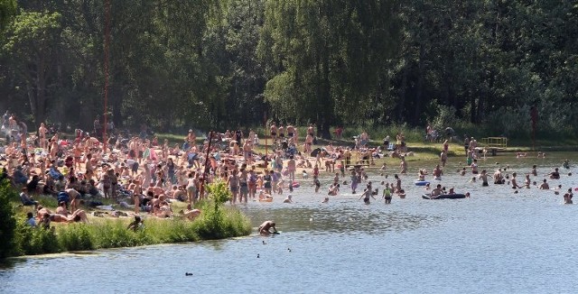 W Arturówku, mimo że formalnie kąpielisko było do tej pory nieczynne, chętnych do pluskania w wodzie nie brakowało.