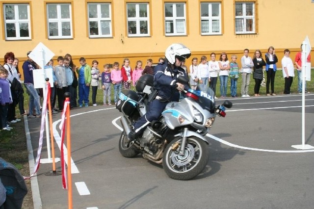 Pokaz jazdy na policyjnym motocyklu.