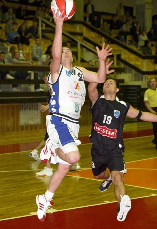 Koszykarze Siarki Tarnobrzeg (z piłką Karol Szpyrka), sprawili wielki zawód przegrywając wyjazdowe spotkanie z Sokołem Łańcut. 