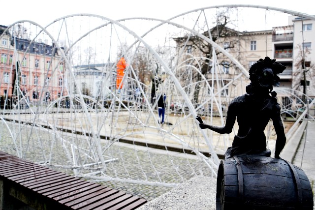 Zielona Góra stroi się na święta. W mieście pojawia się coraz więcej ozdób. Mamy już światełka wokół ratusza, gwiazdy, a teraz przyszedł czas na "pająka" w fontannie. Piękna ozdoba, która co roku zachwyca nie tylko mieszkańców. Niebawem pojawi się też choinka. A ta, przypomnijmy, zmienia miejsce. Będzie stała na placu Bohaterów. Druga, ok. 14-metrowa stanie koło ratusza. Na dniach koła rzeźby Bachusa powstanie również wielka bombka. Kiedy Zielona Góra rozbłyśnie świątecznymi światełkami? Prawdopodobnie nastąpi to w Mikołajki.Czytaj także: Świąteczna trasa ciężarówki Coca-Coli. Sprawdź, kiedy przyjedzie do LubuskiegoZobacz również: Moda i Uroda. Odcinek 1