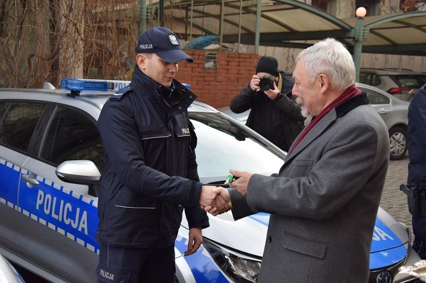 Kraków. Nowoczesne hybrydowe radiowozy dla policji [ZDJĘCIA, WIDEO]