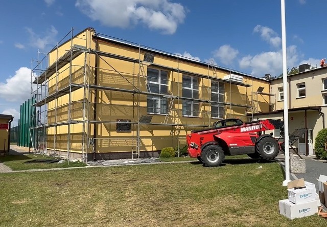 Trwa termomodernizacja budynku szkoły podstawowej w Płoszowie w gm. Radomsko