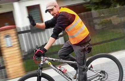 Piotr Sadowski z Olkusza dojeżdża rowerem do pracy w Osieku. Jeździ ulicą wśród pędzących aut. – To mało bezpieczne – mówi