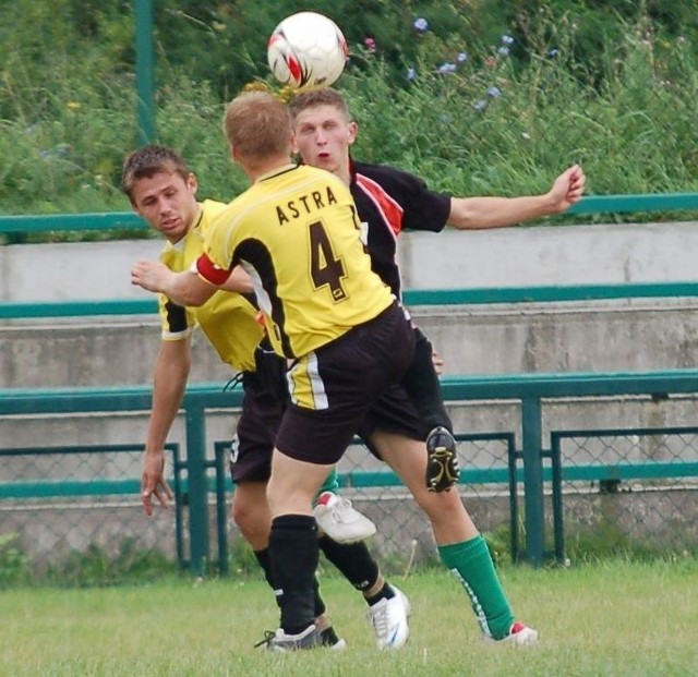 Robert Radek (w drugim planie z prawej) zdobył dwie bramki dla GKS Górno w meczu z Astrą Suchedniów.