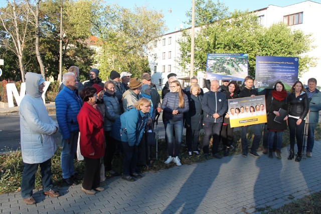 Członkowie komitetu My Toruń zorganizowali wczoraj spotkanie z mieszkańcami osiedla Świętego Klemensa, którzy są zaskakiwani  kolejnymi planami inwestycyjnymi dotyczącymi ich okolicy.