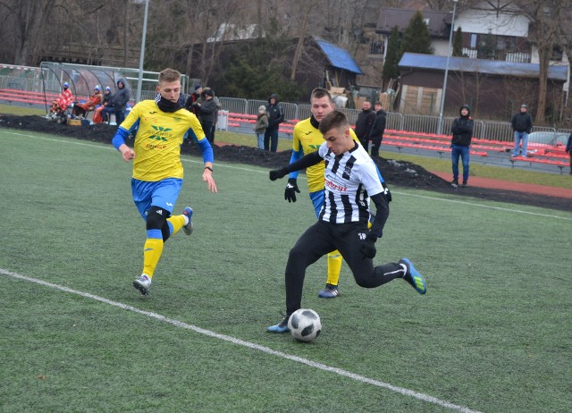 Piłkarze Sandecji Nowy Sącz w sobotę nie dali szans liderowi trzeciej ligi Hutnikowi - wygrali 3:0