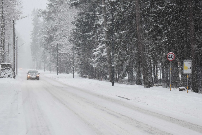 Zakopane znów zasypane. Białe drogi i chodniki. Trudne warunki na drogach 