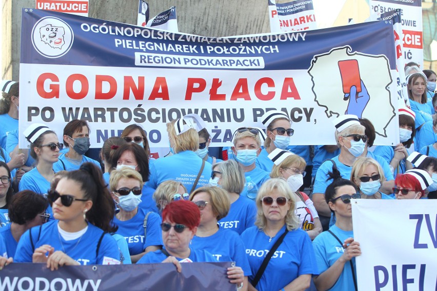 Protest pielęgniarek i położnych w Rzeszowie [ZDJĘCIA]