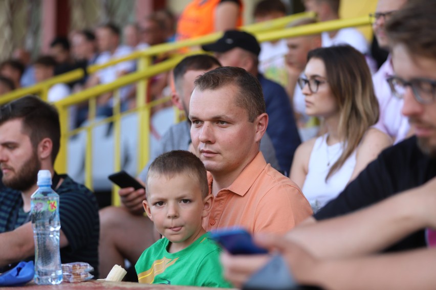 Nowe zdjęcia kibiców z derbów Korony II Kielce z KSZO 1929 Ostrowiec w 3 lidze. Gospodarze wygrali to spotkanie 2:1