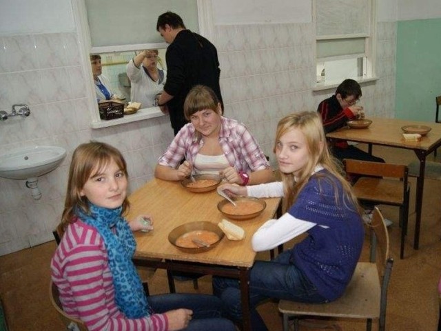 - Obiady są pyszne - przyznają Agnieszka Piskorska (od lewej), Martyna Tomczyk i Emilia Szulc, gimnazjalistki z "szóstki&#8221;. Wczoraj zajadały się pomidorówką