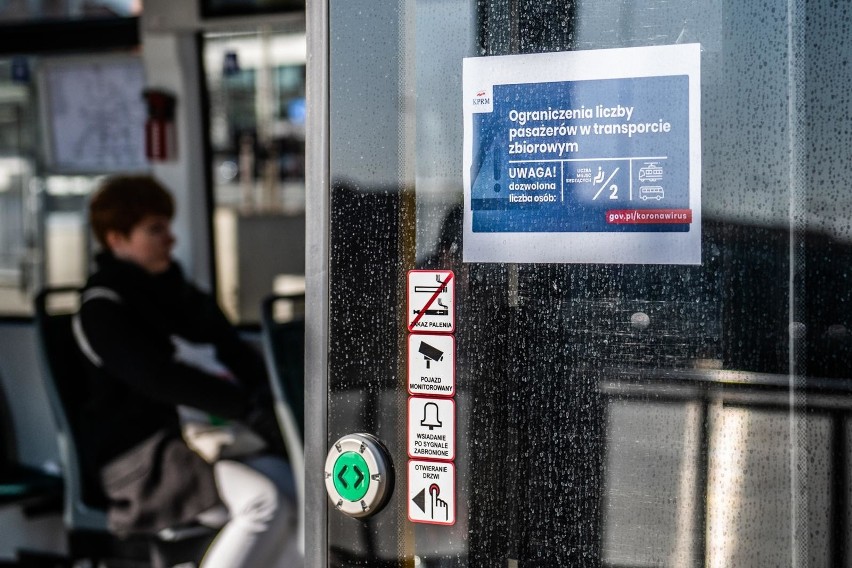 Według nowych wytycznych rządu liczba pasażerów w pojazdach...