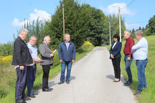 W Kalwarii Zebrzydowskiej zaczyna brakować pieniędzy np. na łatanie dziur w drogach, nie mówiąc już o poważniejszych inwestycjach