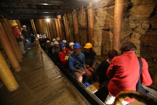 W kopalni srebra łódkami pokonuje się 270 metrów. W Sztolni Czarnego Pstrąga - 600 m. Przebycie trasy zabiera półtorej godziny, choć przewodnicy potrafią opowiadać o historii tych miejsc godzinami
