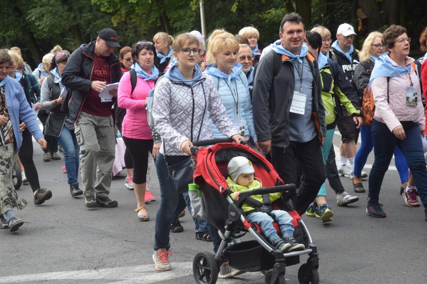 Zawierciańska Piesza Pielgrzymka idzie na Jasną Górę ZDJĘCIA