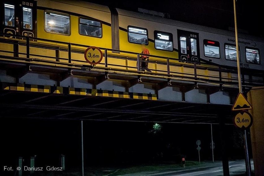 Pociąg Kolei Dolnośląskich utknął w Wałbrzychu. Czy doszło do potrącenia pieszego?