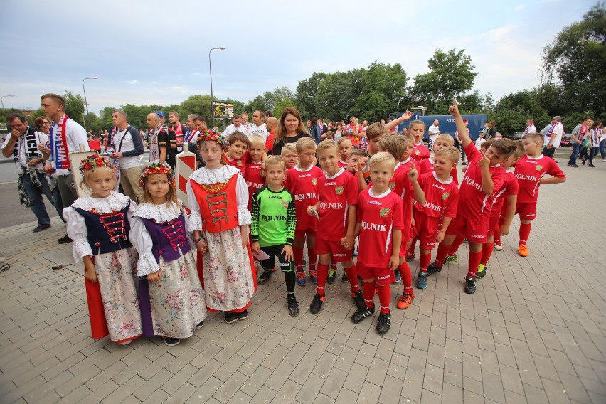 Zobacz kolejne zdjęcia. Przesuwaj zdjęcia w prawo - naciśnij...