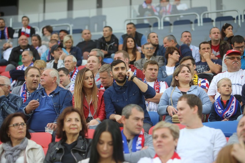 Zobacz kolejne zdjęcia. Przesuwaj zdjęcia w prawo - naciśnij...