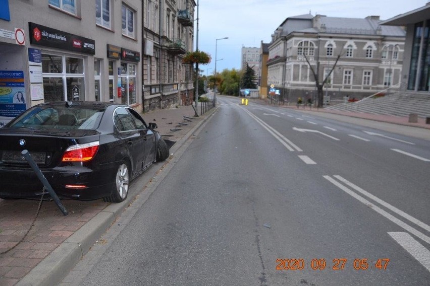 Tarnów. Pijany kierowca BMW ściął kilkanaście słupków oddzielających chodnik od jezdni [ZDJĘCIA]