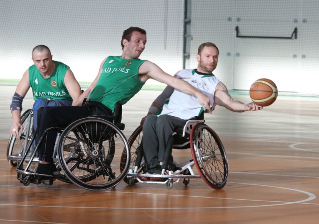 Krzysztof Pietrzyk, grający trener Scyzorów (z prawej, z piłką) znalazł się w najlepszej piątce turnieju Pactum Cup w Kielcach.