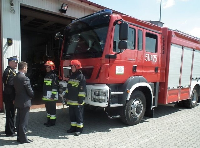 Włoszczowska straż zawodowa otrzymała od komendanta wojewódzkiego nowy ciężki samochód ratowniczo-gaśniczy o napędzie terenowym, wart 999 tysięcy złotych.
