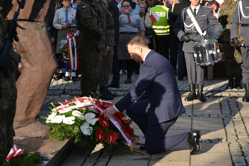 Prezydent Andrzej Duda złożył wieniec pod Pomnikiem...