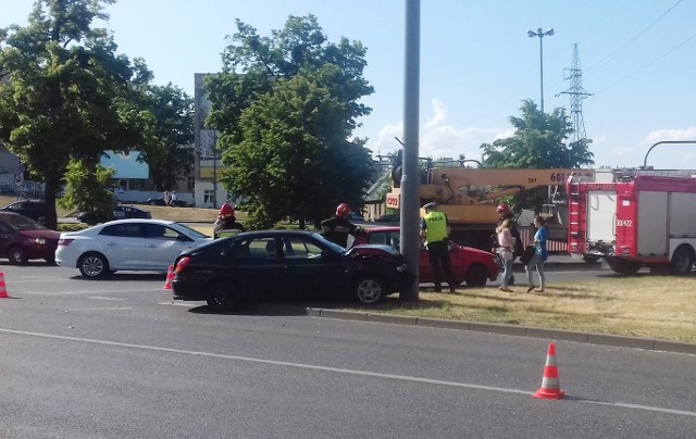 Do zderzenia doszło we wtorek, 22 maja, chwilę po godz. 16. W kolizji brały udział trzy samochody osobowe: volkswagen polo, renault clio i toyota corolla. Jedno z aut uderzyło w słup. Na razie nie ma informacji  o poszkodowanych. Na miejscu pojawiły się policja, straż pożarna i pogotowie. Więcej zdjęć na następnych stronach.Prognoza pogody [TVN Meteo, x-news]