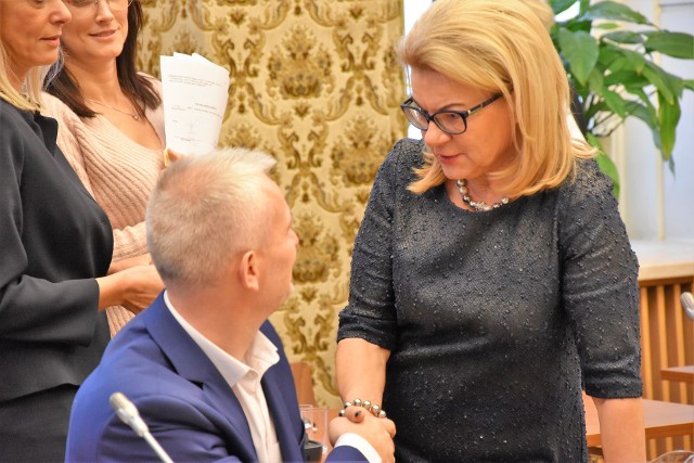 Jolanta Kawecka, radna niezrzeszona, wita się z Przemysławem Pytlikiem, który był jej konkurentem w walce o fotel przewodniczącego komisji skarg i wniosków.