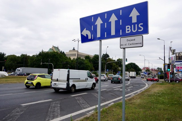 Na rondo pod zamkiem w ciągu godziny wjeżdża ok. 7 tys. aut