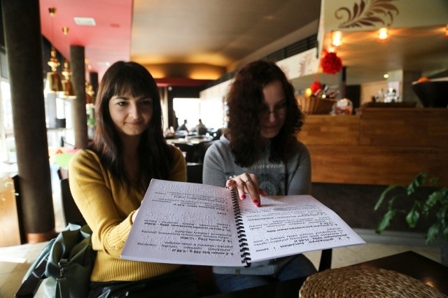 &#8211; Dzięki brajlowskiemu menu, osoba słabowidząca lub niewidoma, może swobodnie zamówić dania z karty &#8211; mówią (od lewej) Elena Świątkowska i Katarzyna Tomasiak z Fundacji Szansa dla Niewidomych