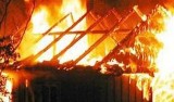 Pożar drewnianiego domu w centrum Skarżyska-Kamiennej. Trzy kobiety z ranne