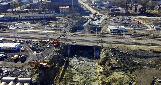 Trwa przebudowa śródmieścia Dąbrowy Górniczej. Obok dworca PKP powstaje ogromny tunel dla kierowcówZobacz kolejne zdjęcia/plansze. Przesuwaj zdjęcia w prawo - naciśnij strzałkę lub przycisk NASTĘPNE