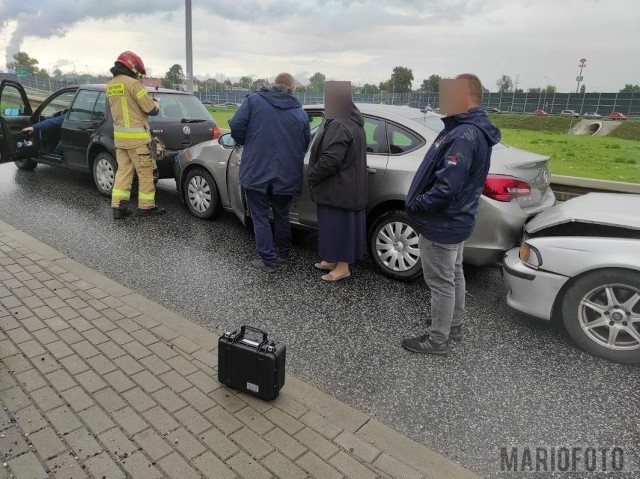 Zderzenia trzech osobówek na ul. Budowlanych w Opolu.