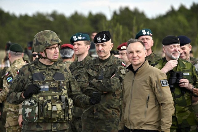 Zwierzchnik Sił Zbrojnych Andrzej Duda wspólnie z dowódcami Wojska Polskiego obserwował na poligonie w Ustce działania wojsk w czasie największego tegorocznego ćwiczenia Sił Zbrojnych RP.