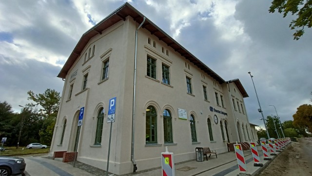 Zabytkowy dworzec w Witnicy przeszedł gruntowną renowację. Inwestycje kosztowała niemal 19 mln zł.