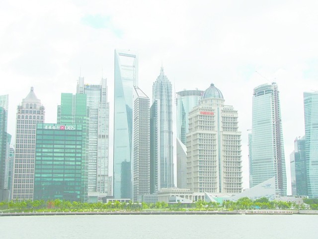 owoczesny Szanghaj z Szanghai World Financial Center - najwyższym w mieście (492 m) budynkiem, mieszczącym biura, hotele i muzeum. Szanghaj jest największym chińskim ośrodkiem gospodarczym, finansowym i komunikacyjnym, a także trzecim co do wielkości (po Rotterdamie i Singapurze) portem morskim na świecie.