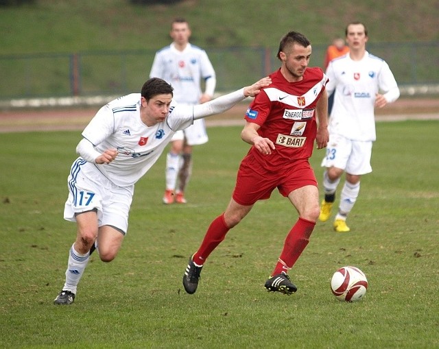 Grzegorz Brzeziński (czerwony trykot) ponownie będzie miał okazję zagrać przeciw byłej drużynie. Barwy Victorii reprezentował przecież w poprzedniej rundzie.