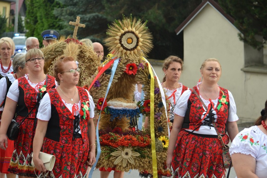 Dożynki Gminno-Parafialne w Kozłowie. Mieszkańcy podziękowali za plony i świetnie się bawili. Zobaczcie zdjęcia