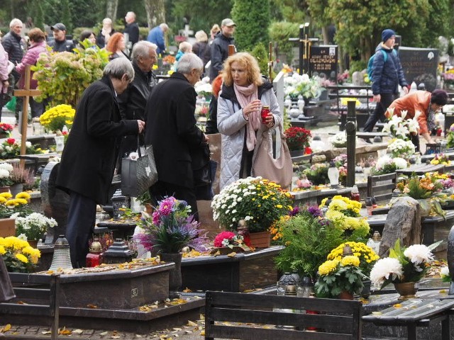 Dziś obchodzimy uroczystość Wszystkich Świętych. Mieszkańcy Koszalina i regionu odwiedzają groby swoich najbliższych.