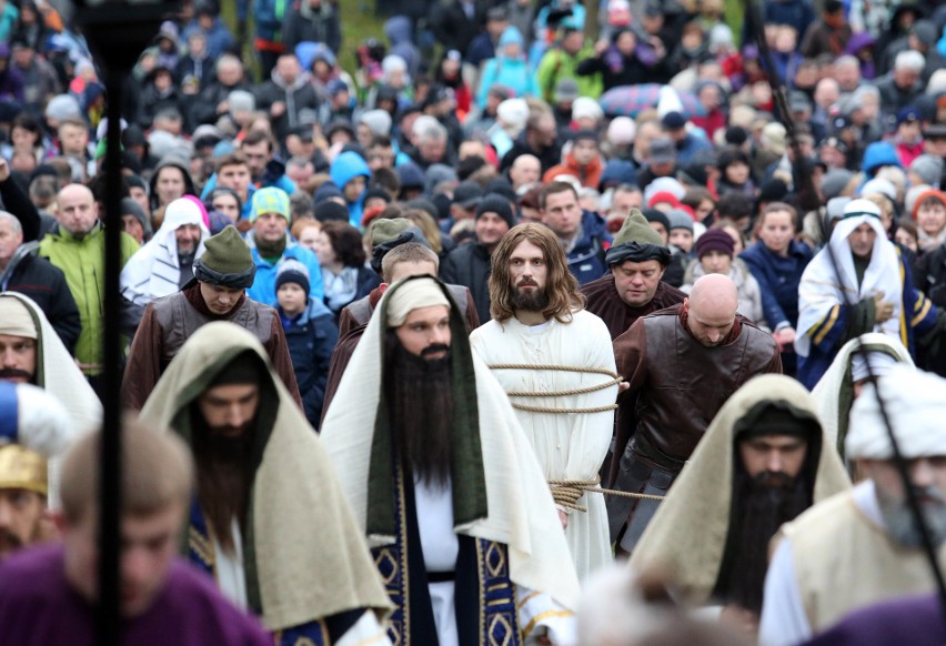 Tysiące osób na drodze krzyżowej w Kalwarii Zebrzydowskiej